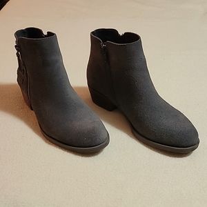 Women's size 7M suede boots